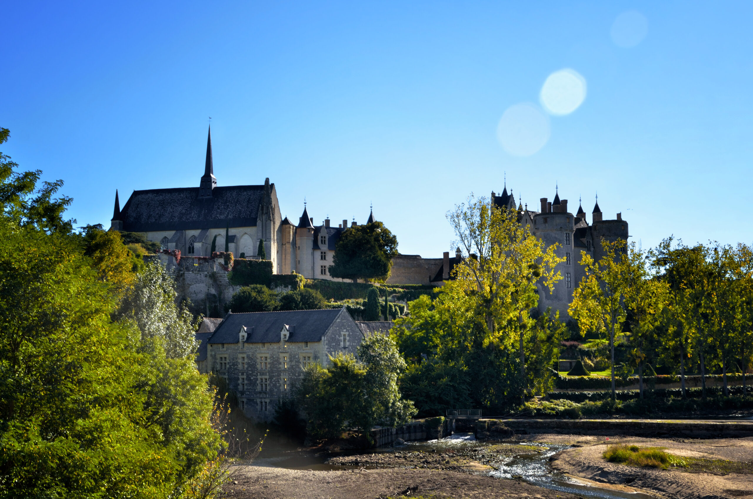 Vue du château de Montreuil-Bellay et ses tours médiévales – diagnostic immobilier 49